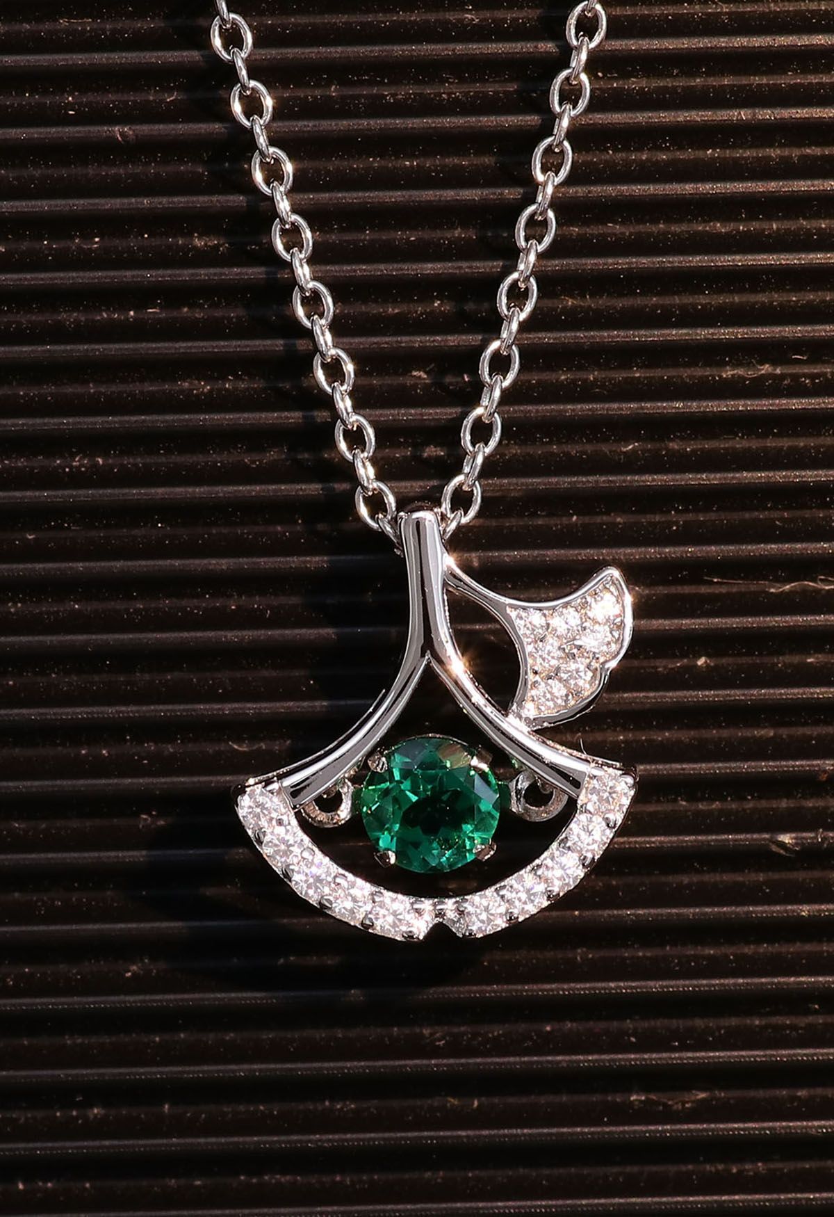 Collana con gemme di smeraldo a forma di ventaglio scavata