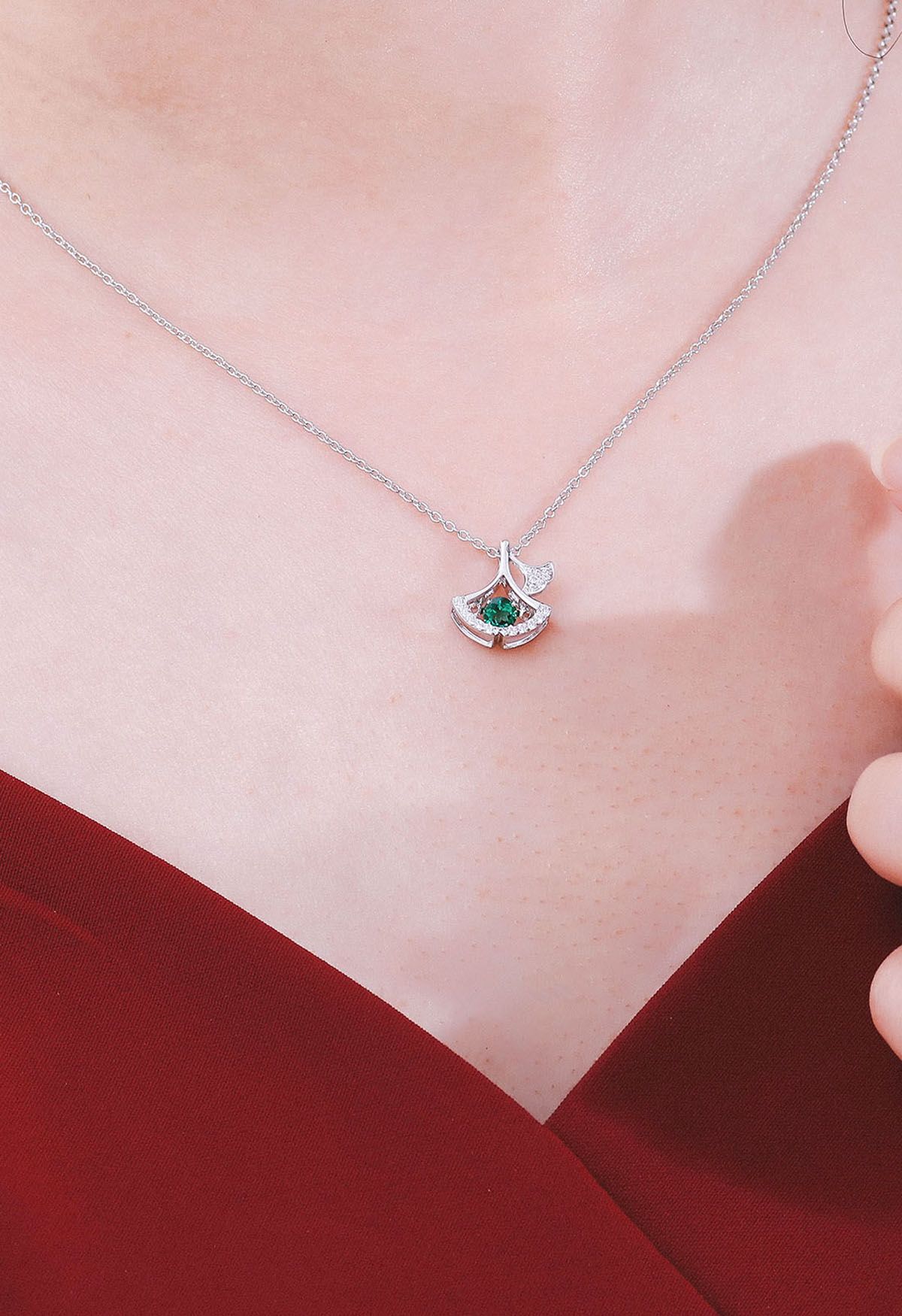 Collana con gemme di smeraldo a forma di ventaglio scavata