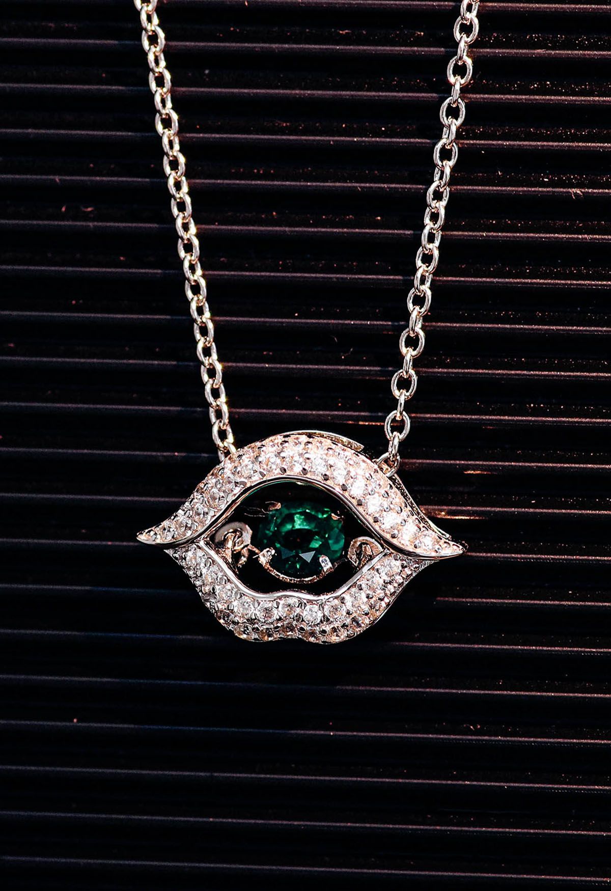 Collana con gemme di smeraldo a forma di labbro