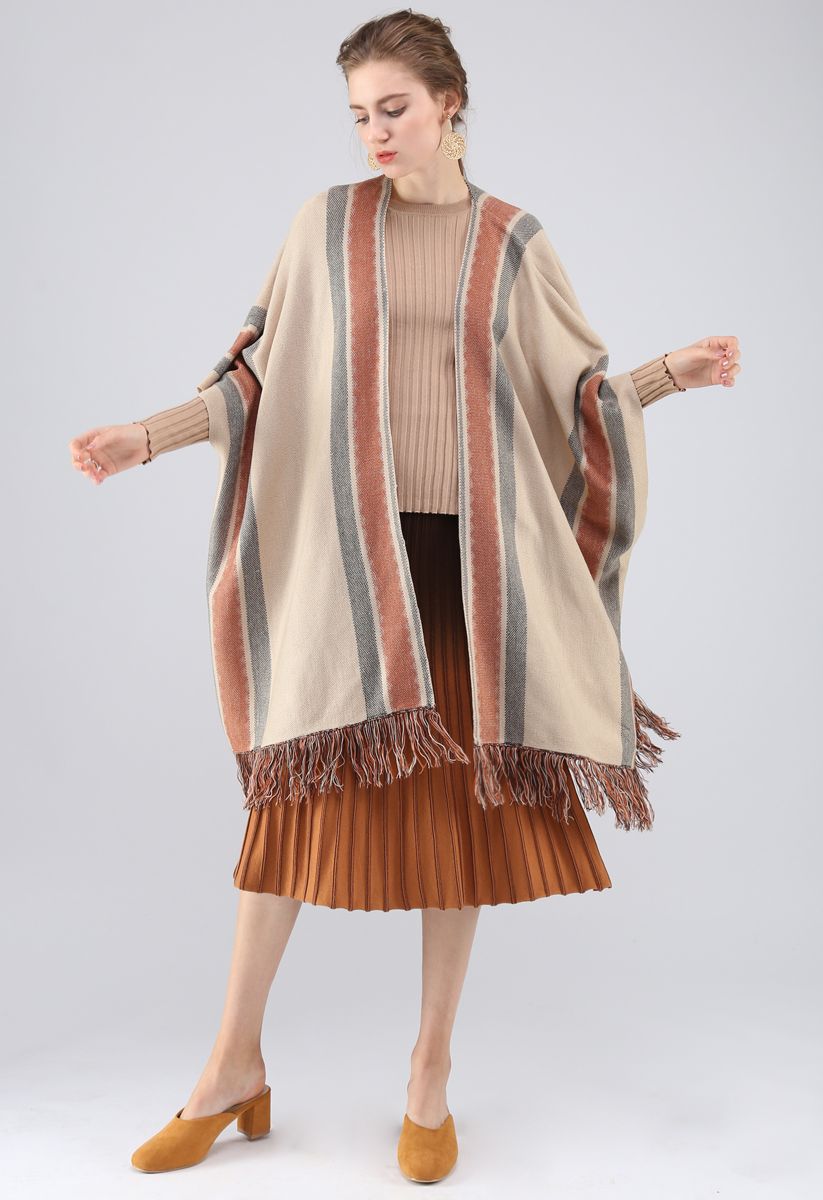 Elegante mantello lavorato a maglia con nappe a righe folk in marrone chiaro