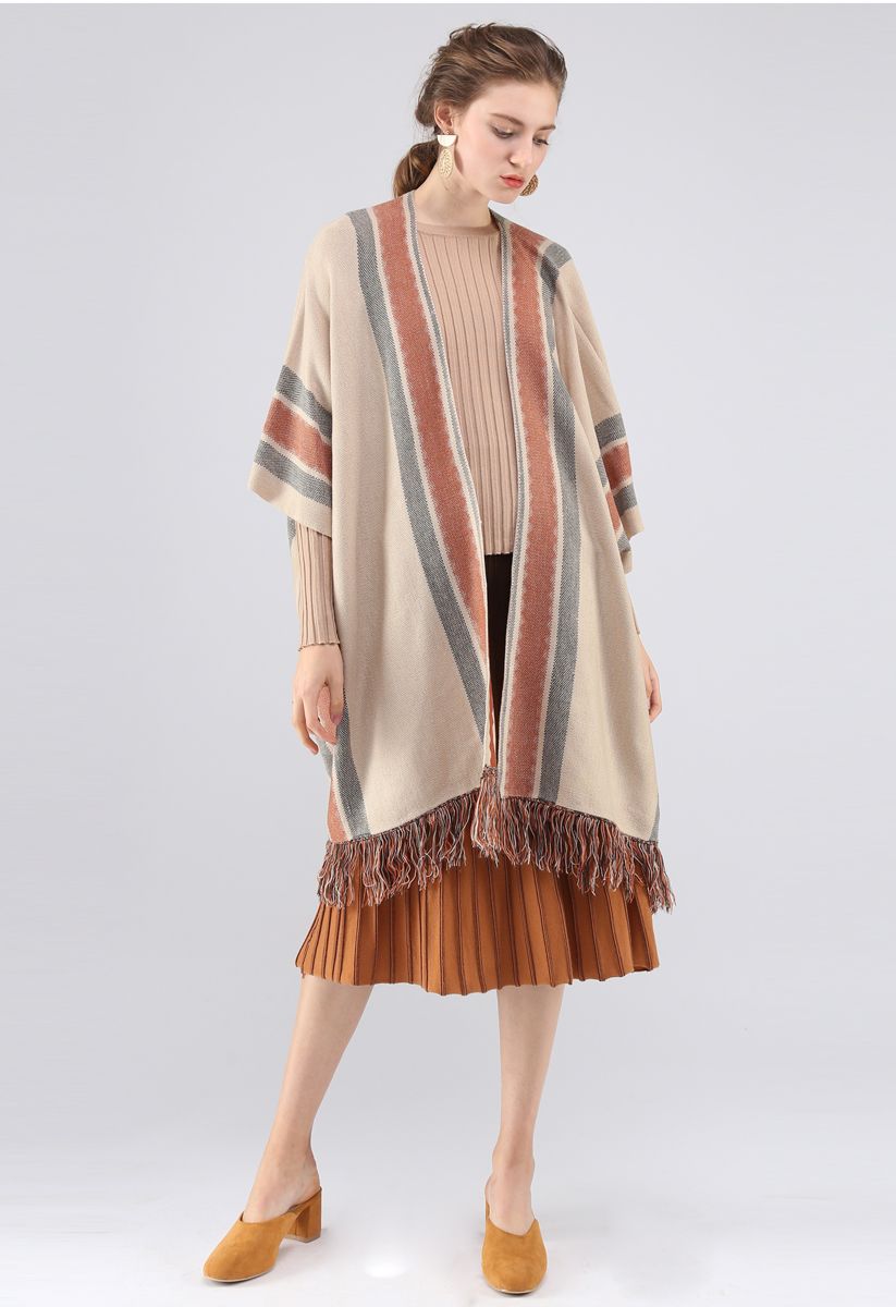Elegante mantello lavorato a maglia con nappe a righe folk in marrone chiaro