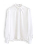 Camicia di raso con scollo a lupetto increspato con decorazioni di perline in bianco