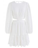 Mini vestito bianco all'uncinetto con maniche a bolle e vita ritagliata