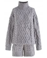 Maglione e pantaloncini in maglia intrecciata a collo alto in grigio